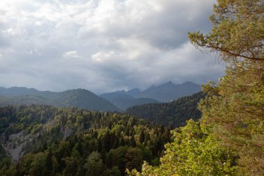 Bulutlardaki dağ zirveleri