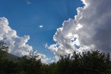 Bulutlu parlak mavi gökyüzü