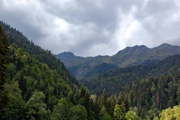 Belles montagnes contre un ciel nuageux — Photo