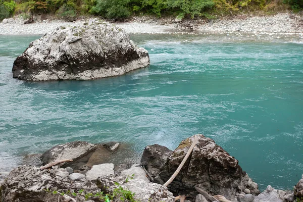 Schöner Berg türkisfarbener Fluss — Stockfoto