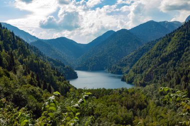 Kayaların arasında dağ gölü
