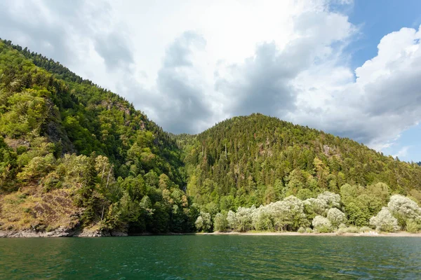 See in den Bergen gegen wolkenverhangenen Himmel — Stockfoto