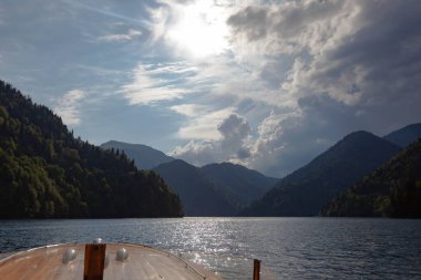 Tekneden dağ gölü manzarası