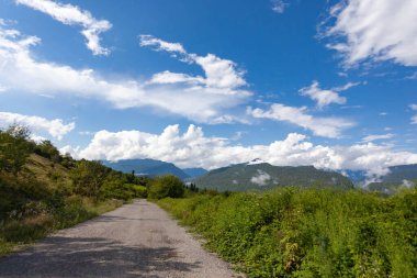 Dağların arka planına karşı eski dağ yolu
