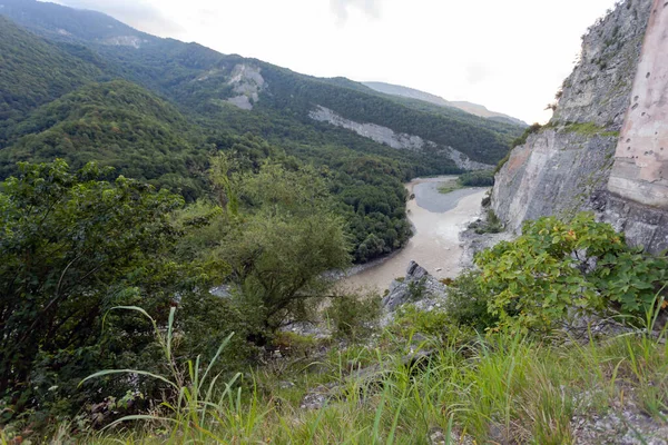 Gebirgsfluss vor der Kulisse der Berge — Stockfoto