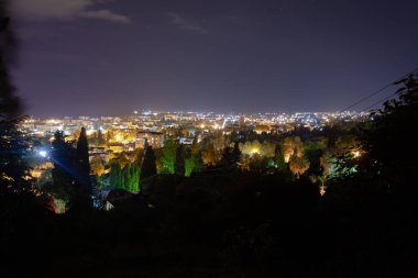 Gökyüzünden ışık görünen bir gece şehri.