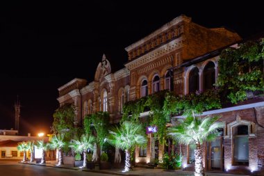 Güzel kırmızı tuğla bina