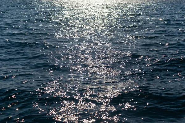 맑은 빛으로 수면에 반짝 이는 푸른 바다 — 스톡 사진
