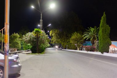 Gece yolu fenerlerle aydınlatıldı.