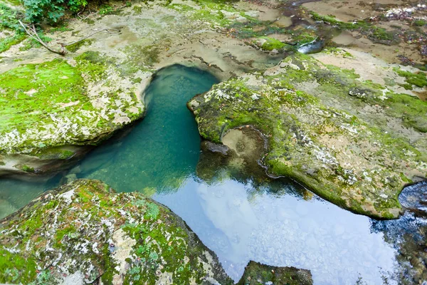 岩の中のターコイズ水 — ストック写真