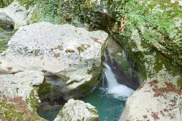 Kleine waterval tussen de grijze stenen — Stockfoto