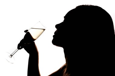 Kız şampanya içiyor.