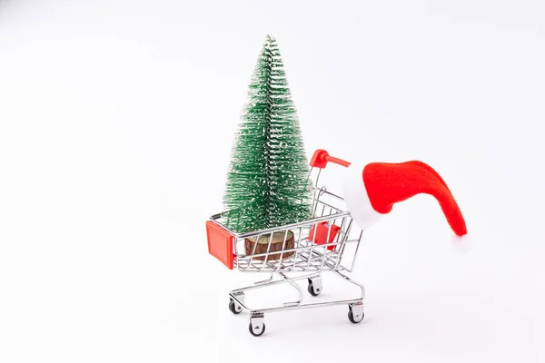 クリスマスツリー付きの小さなスーパーマーケットトロリー — ストック写真