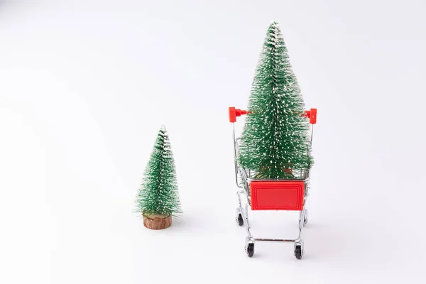 Comprar árvores de Natal em supermercados — Fotografia de Stock