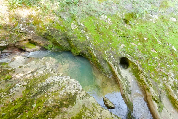 岩の中のターコイズ水 — ストック写真