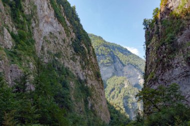 Gökyüzüne karşı dik uçurumlar