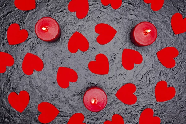 Sevgililer Günü 'nde mumlar ve kalplerle siyah arkaplan