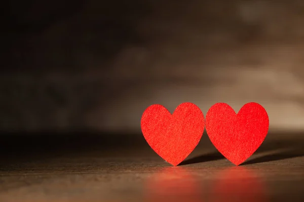 Открытка два красных сердца на деревянном фоне — стоковое фото
