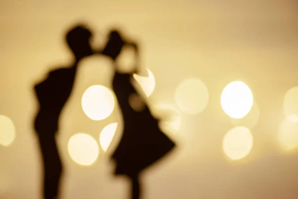 Silhueta borrada beijando cara e menina. Dia dos Namorados cartão de saudação. Espaço de cópia. — Fotografia de Stock