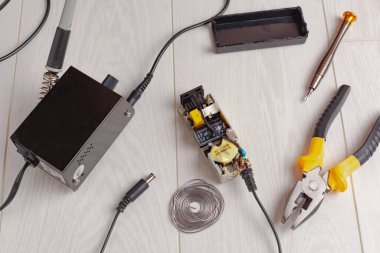 Monitörlerin güç kaynağı onarılıyor.