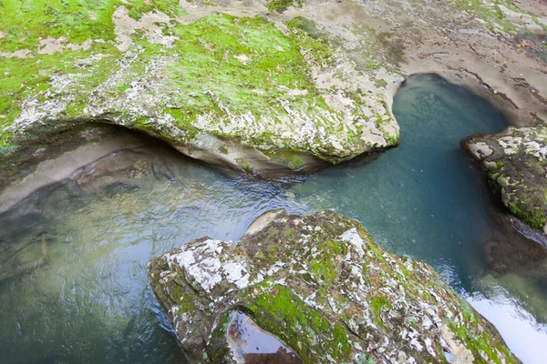 岩の中のターコイズ水 — ストック写真
