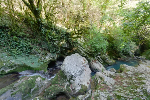 Smalle bergrivier tussen de stenen — Stockfoto