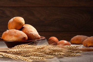 Ev yapımı turtalar ve çörekler içeren kartpostal, kopyalama alanı, arkaplan olarak kullan