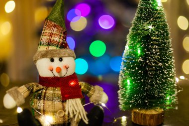 Yeni yıl kardan adamı ve küçük Noel ağacı.