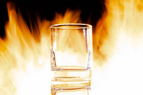 Glasscheibe auf schwarzem Hintergrund in Flammen — Stockfoto