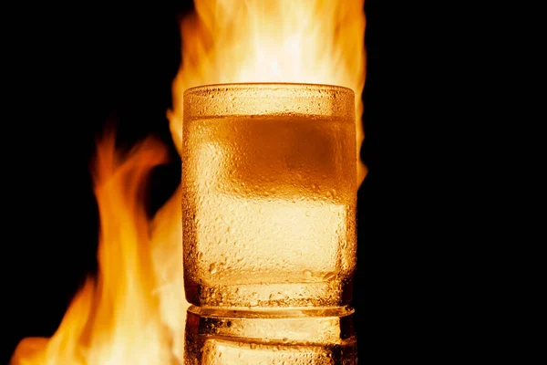 Alkoholisches Getränk mit Eis gegen die Flammen — Stockfoto