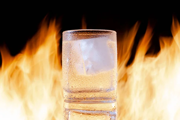 Glas wodka op een zwarte achtergrond in brand — Stockfoto