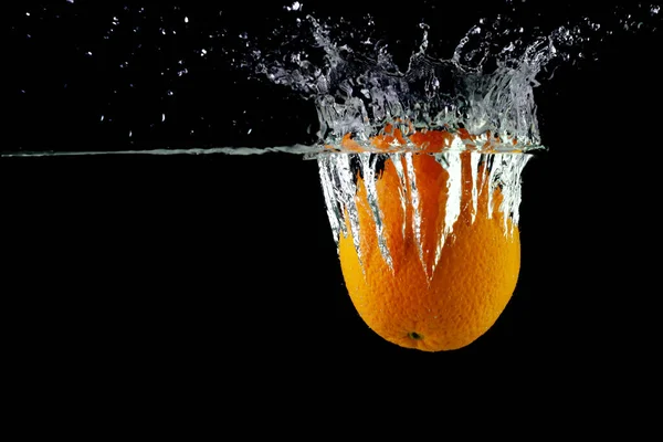 Mandarin πέφτει στο νερό σε μαύρο φόντο — Φωτογραφία Αρχείου