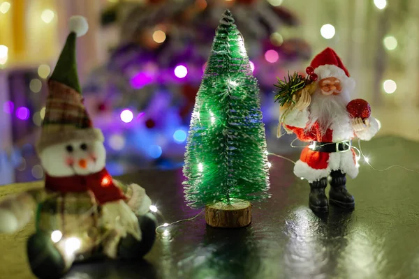 Árvore de Natal de brinquedo com Papai Noel e boneco de neve — Fotografia de Stock