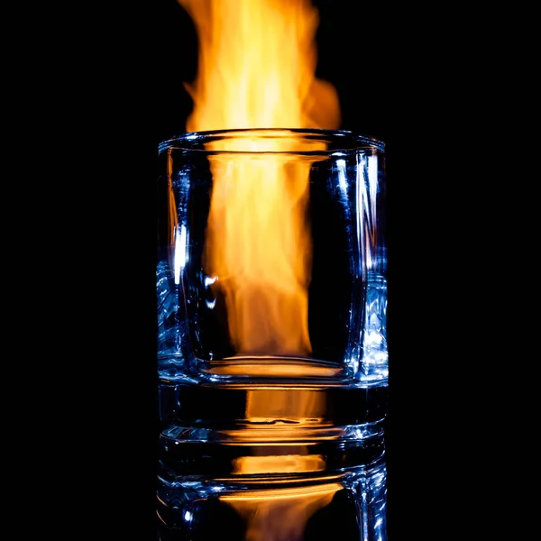 Égő üveg fekete alapon, izolált — Stock Fotó