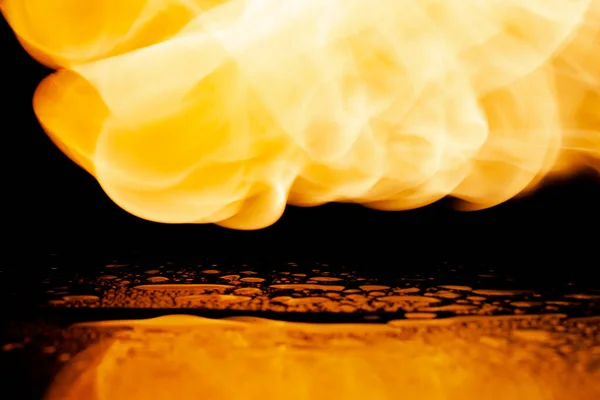 ぬれた表面の上で炎を起こし — ストック写真