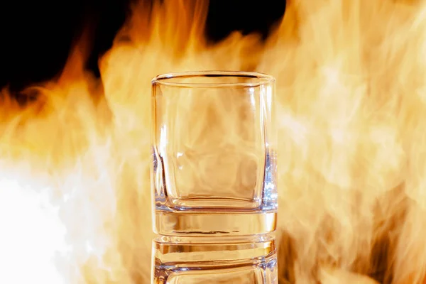 Ateşin arka planına konyak bardağını boşalt, metnin altına yerleştir — Stok fotoğraf