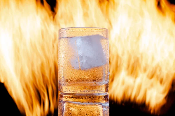 Egy pohár rum jéggel a lángok ellen. — Stock Fotó