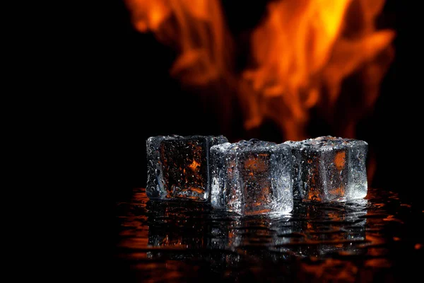Ateşin arka planına karşı üç buz küpü.