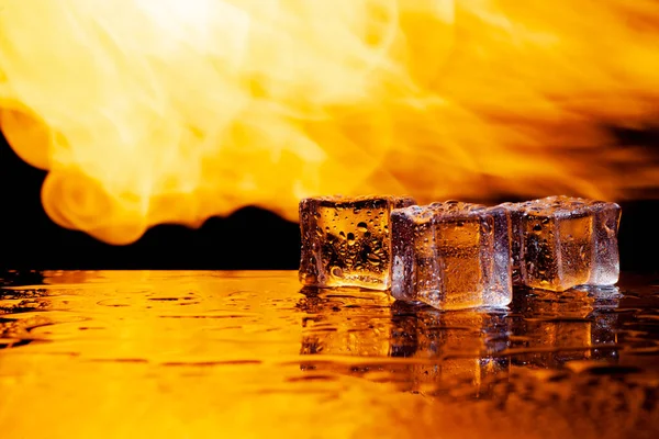火と氷氷氷と炎黒の背景 — ストック写真