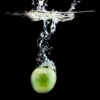 Yeşil elma suya döküldü.