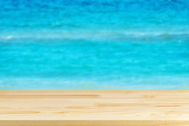 Bulanık deniz zemininde ahşap masa üstü