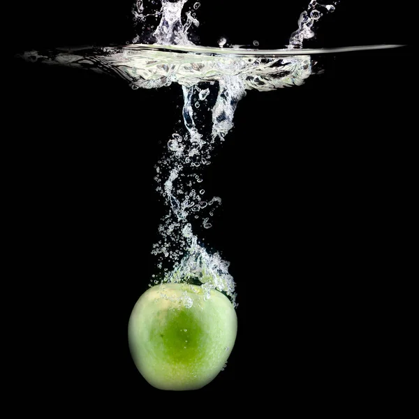 Yeşil elma suya döküldü.