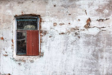 Terk edilmiş bir evin penceresi, eski bir beton duvar, yok olan bir köy.