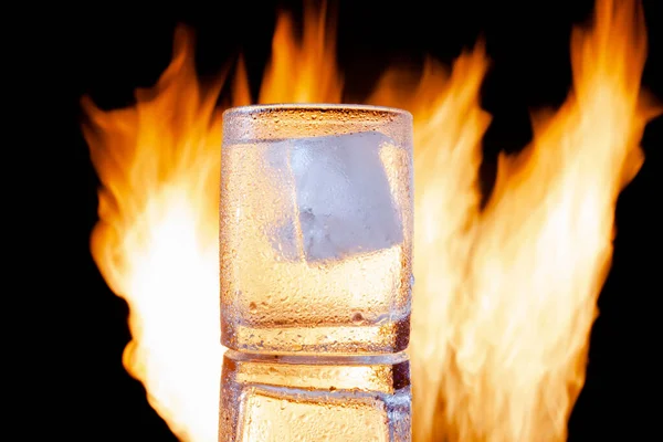 Egy pohár rum jéggel a lángok ellen. — Stock Fotó