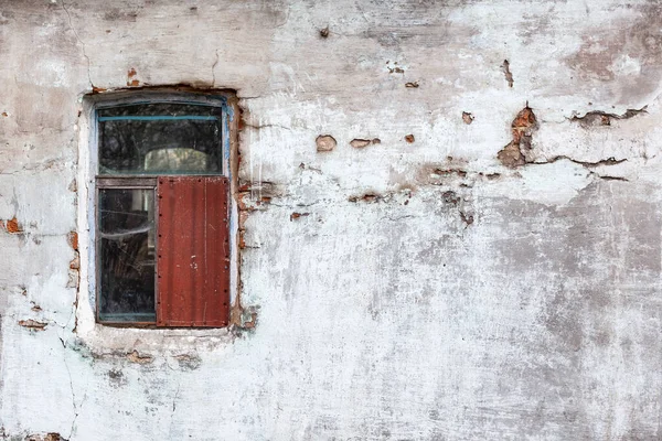 Terk edilmiş bir evin penceresi, eski bir beton duvar, yok olan bir köy.