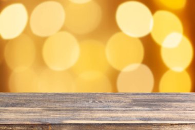 Ahşap masa üstü bulanık sarı noel ağacı ışıkları arka plan