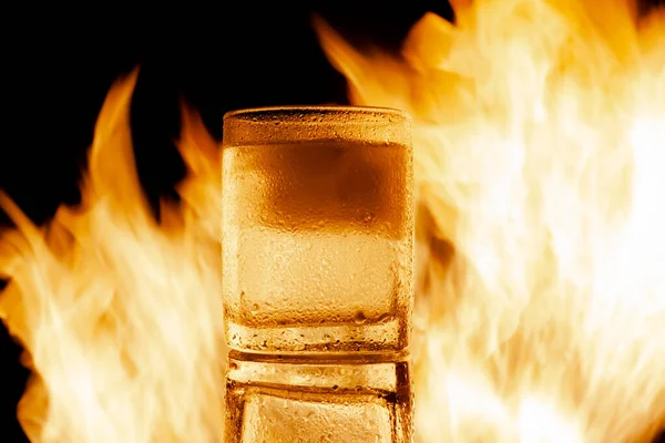 Alkoholos ital jéggel a lángok ellen — Stock Fotó
