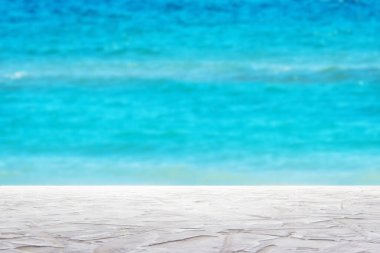 desenli beyaz yüzey bulanık deniz arkaplanı ürünlerinizi görüntülemek veya montajlamak için kullanılabilir