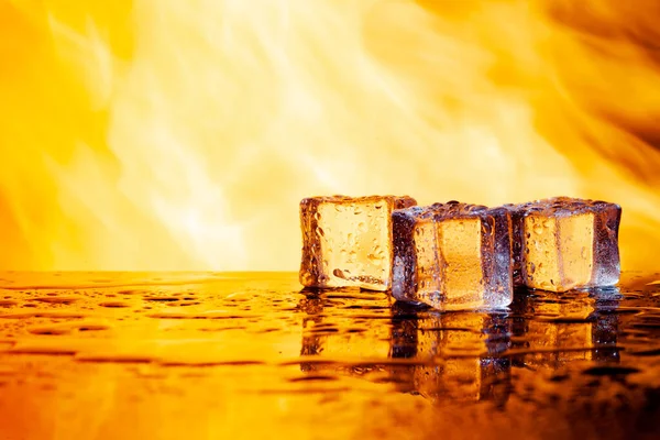 ateş ve buz küpleri siyah arkaplanda, metnin altına yerleştirilsin