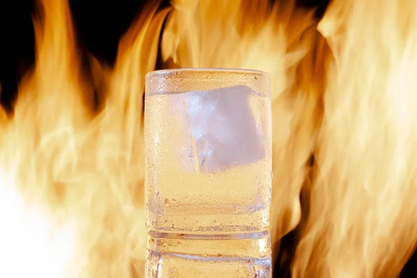 Verre de whisky en feu sur fond noir — Photo